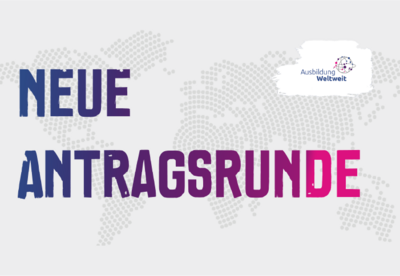 Graphik: Schriftzug "Neue Antragsrunde" und das Logo "AusbildungWeltweit" auf einer gepunkteten Weltkarte.