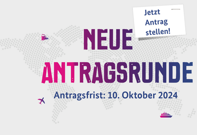 Graphik: Schriftzug "Neue Antragsrunde. Antragsfrist: 10. Oktober 2024" auf einer gepunkteten Weltkarte.