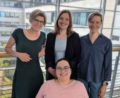 Foto: Gruppenfoto des Teams. Von links nach rechts: Corinna Porsche, Theresa Mayerhöffer, Stefanie Ohrem. vorne: Jule Schwenzow.