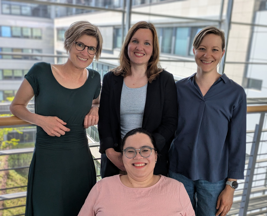 Foto: Gruppenfoto des Teams. Von links nach rechts: Corinna Porsche, Theresa Mayerhöffer, Stefanie Ohrem. vorne: Jule Schwenzow.